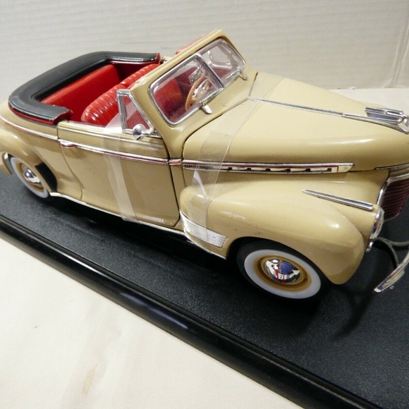 Welly 1941 Chevy Special Deluxe convertible die cast metal model car - Picture 11 of 12